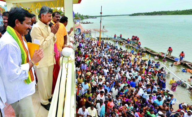 AP CM N. Chandrababu Naidu interacts with Pushkaralu pilgrims at the Valandar ghat in Narasapuram of West Godavari (Photo: DC) AP CM N. Chandrababu Naidu interacts with Pushkaralu pilgrims at the Valandar ghat in Narasapuram of West Godavari (Photo: DC)
